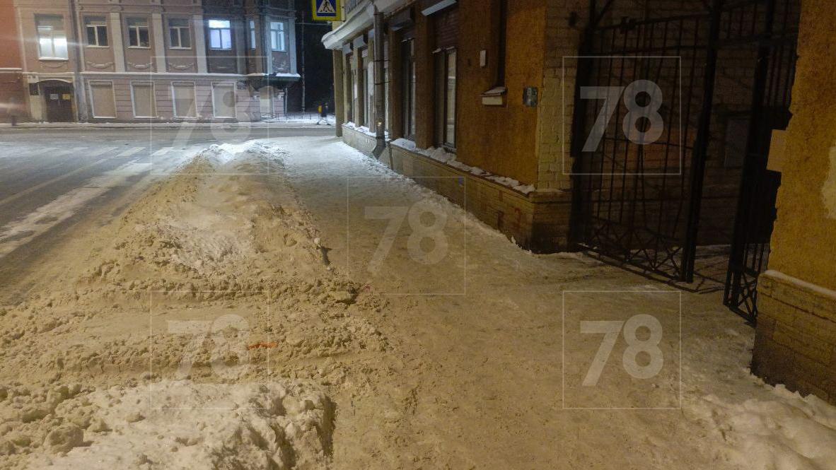Петербуржцы продолжают массово жаловаться на неубранный снег на улицах города Петербуржцы продолжают массово жаловаться на неубранный снег на улицах города