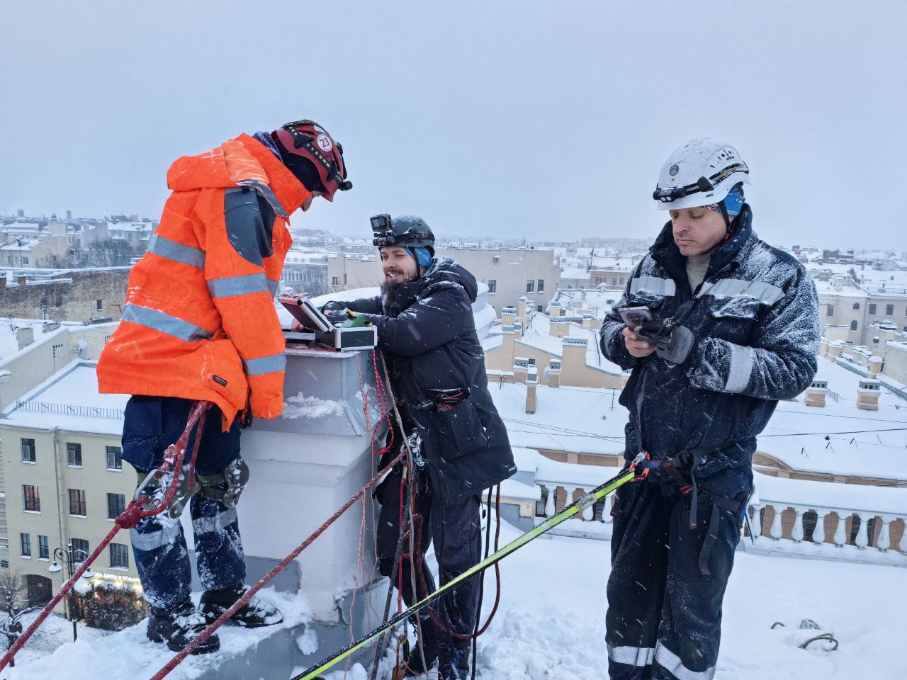 Более двух недель волонтёры «Кошкиспас» спасают рыжего кота, забравшегося в дымоход камина в центре Петербурга Более двух недель волонтёры «Кошкиспас» спасают рыжего кота, забравшегося в дымоход камина в центре Петербурга