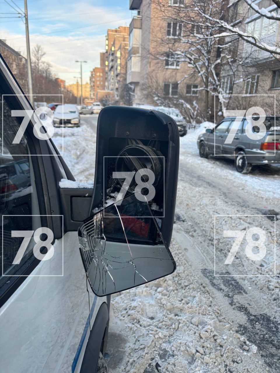 Мужчина набросился на коммунальщиков с металлической трубой из-за отключённого электричества Мужчина набросился на коммунальщиков с металлической трубой из-за отключённого электричества