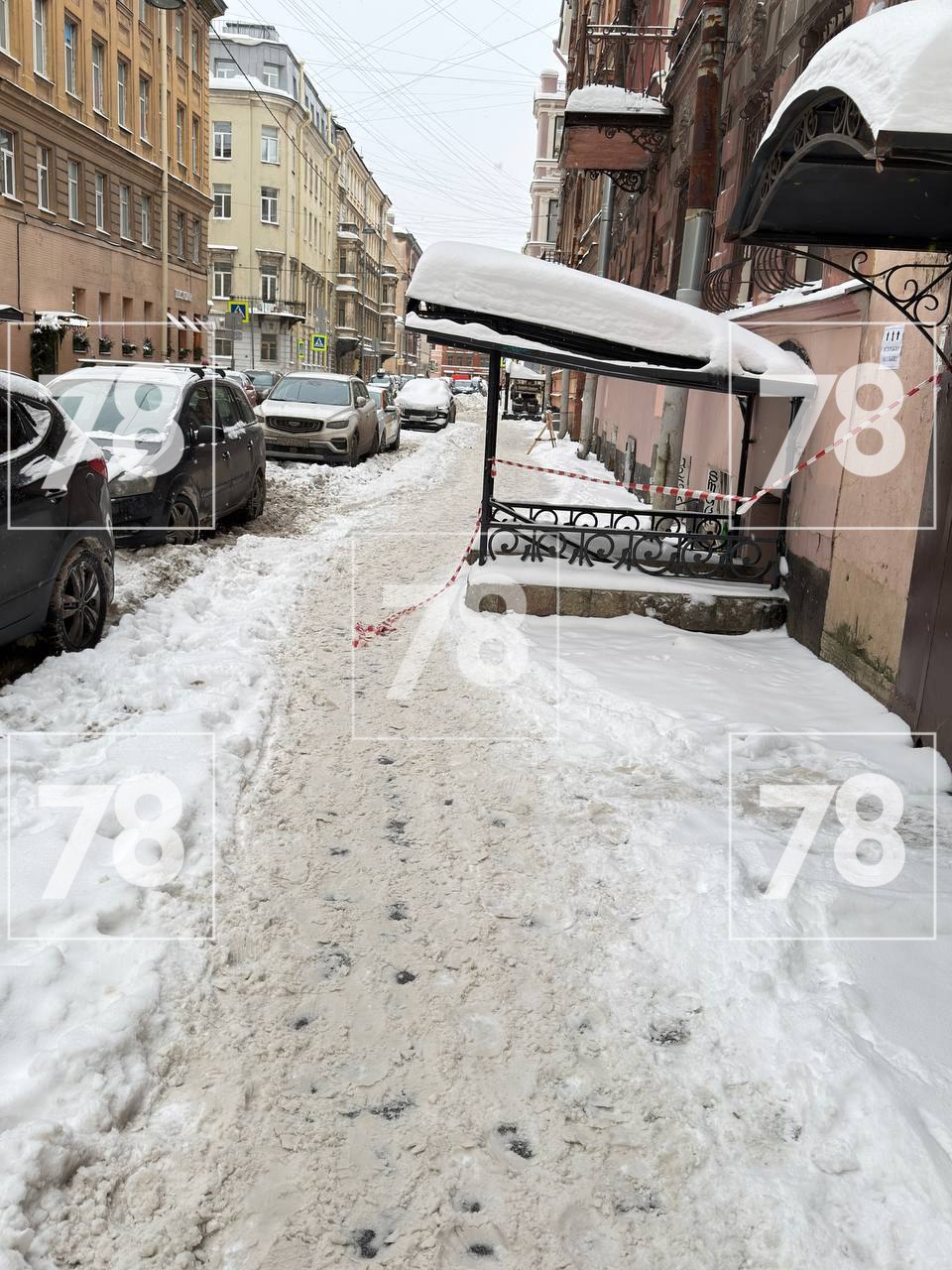 Петербуржцы продолжают массово жаловаться на неубранный снег на улицах города Петербуржцы продолжают массово жаловаться на неубранный снег на улицах города