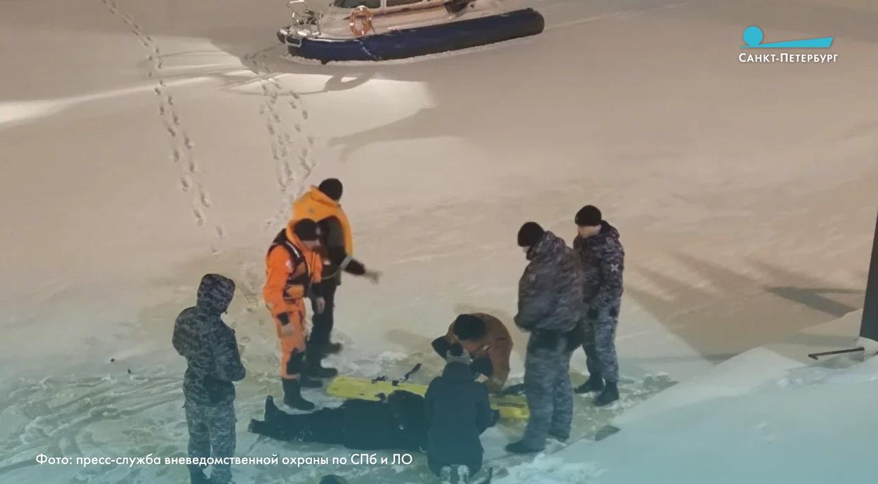 Вечером 13 января петербургские росгвардейцы оперативно отреагировали на сообщение о падении мужчины с Кронверкского моста у Петропавловской крепости
