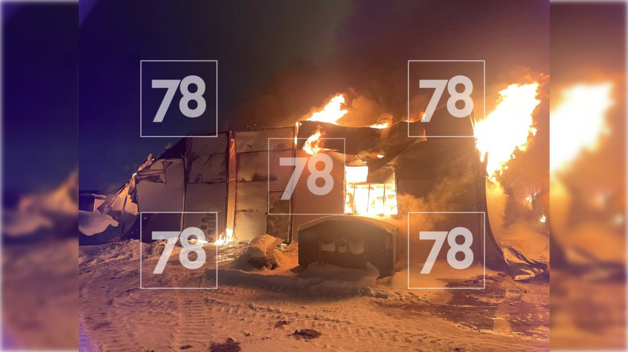 В Ленобласти горят построенный из металлоконструкций ангар и автобус