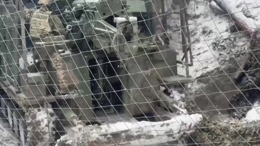 Кадры боевой работы расчёта 152-мм самоходной пушки 2С5 «Гиацинт-С» 82-го самоходно-артиллерийского полка 68-й мотострелковой дивизии группировки войск «Запад» по позициям ВСУ в Купянском районе Харьковской области