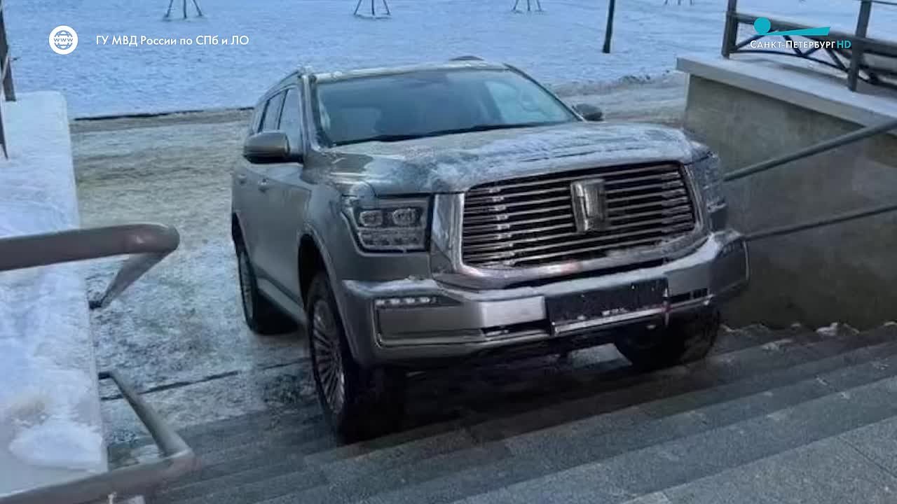 Водитель внедорожника припарковал машину прямо на ступенях парадной жилого дома на Актёрском проезде