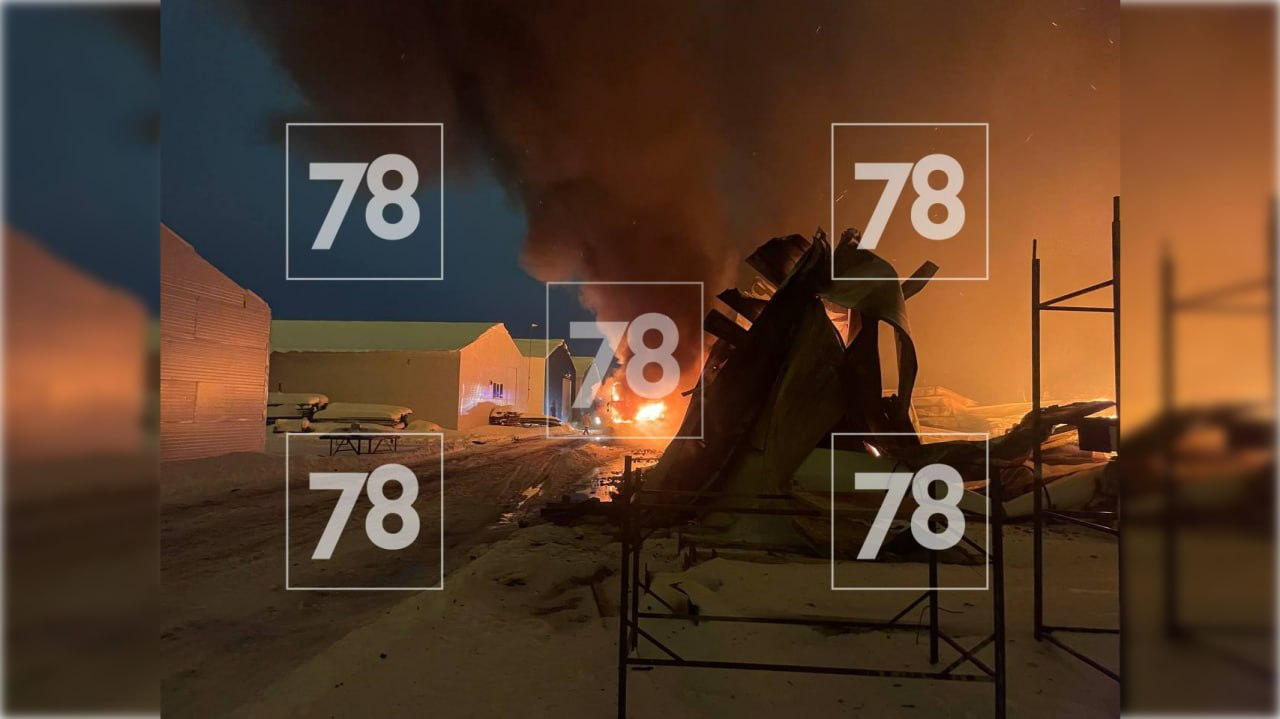 В Ленобласти горят построенный из металлоконструкций ангар и автобус В Ленобласти горят построенный из металлоконструкций ангар и автобус