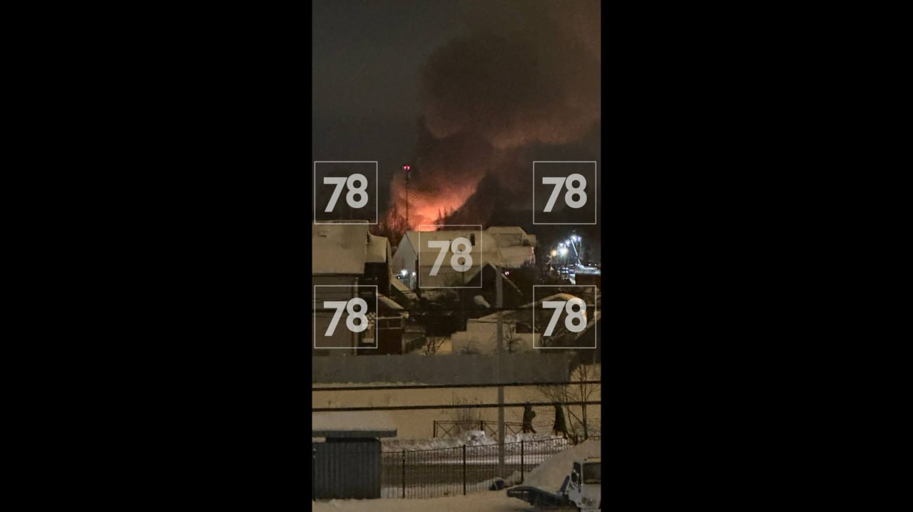 В Ленобласти горят построенный из металлоконструкций ангар и автобус В Ленобласти горят построенный из металлоконструкций ангар и автобус