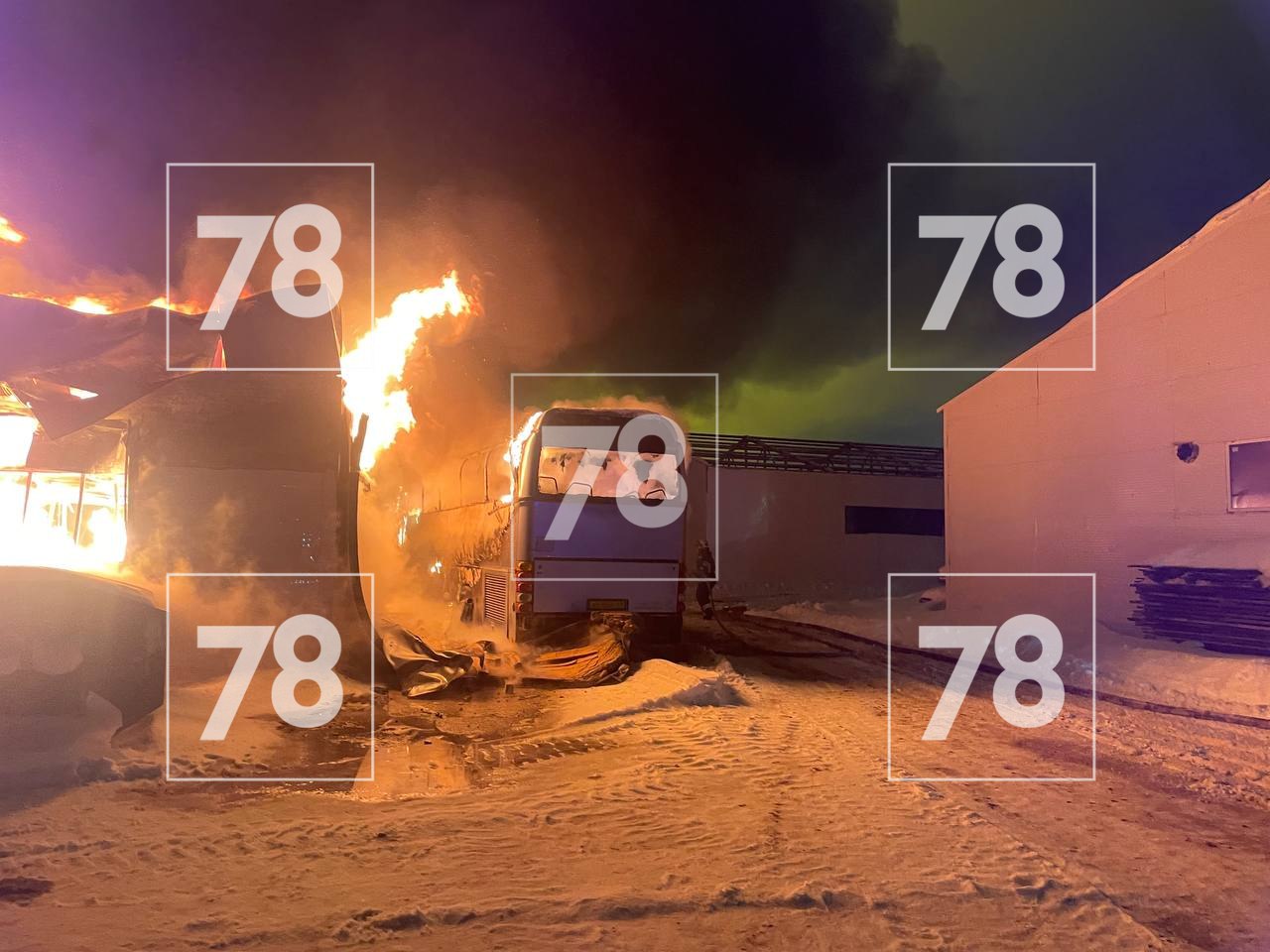 В Ленобласти горят построенный из металлоконструкций ангар и автобус В Ленобласти горят построенный из металлоконструкций ангар и автобус