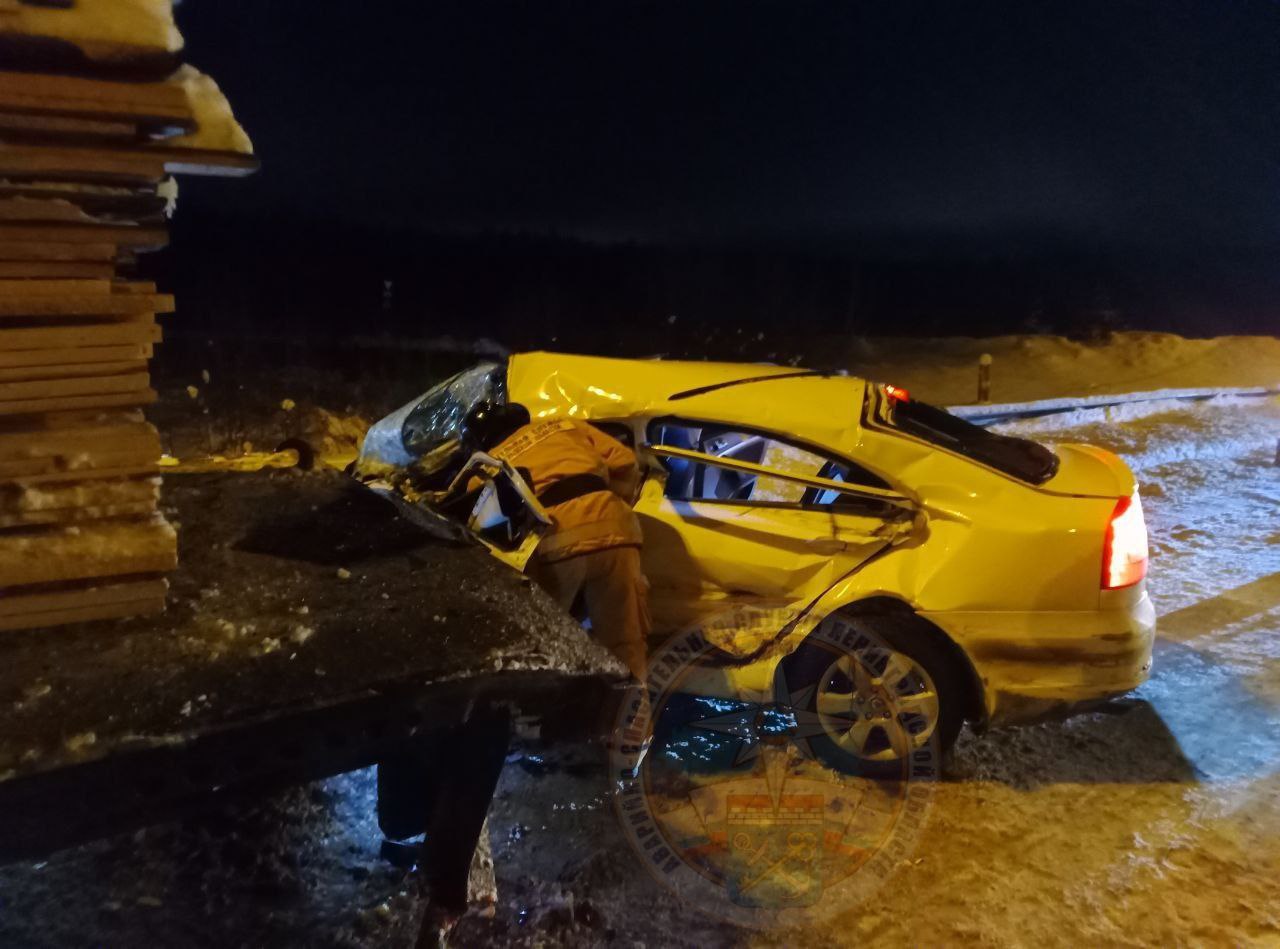 Водитель легковушки попал в больницу после ДТП с грузовиком в Ленобласти