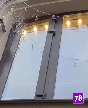 Вице-губернатор Евгений Разумишкин заявил, что попытки коммунальщиков уберечь припаркованные машины матрасами во время уборки крыш — это действия не по регламенту, а инициатива самих рабочих