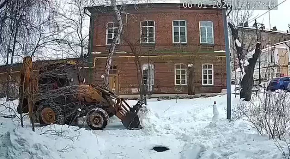 А помните историю про простого русского мужика, уборщика снега, который, увидев на пути снеговика, аккуратно передвинул его, чтобы не задеть трактором?