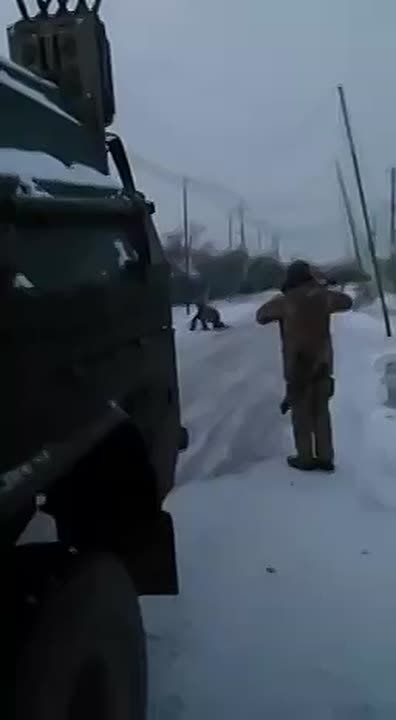 ВСУшник решил обезвредить наш FPV-дрон «ждун» на одной из дорог линии фронта