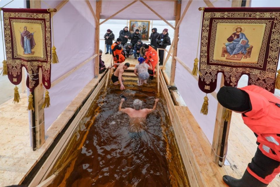 Практически 34 тысячи человек приняли участие в Крещенских купаниях
