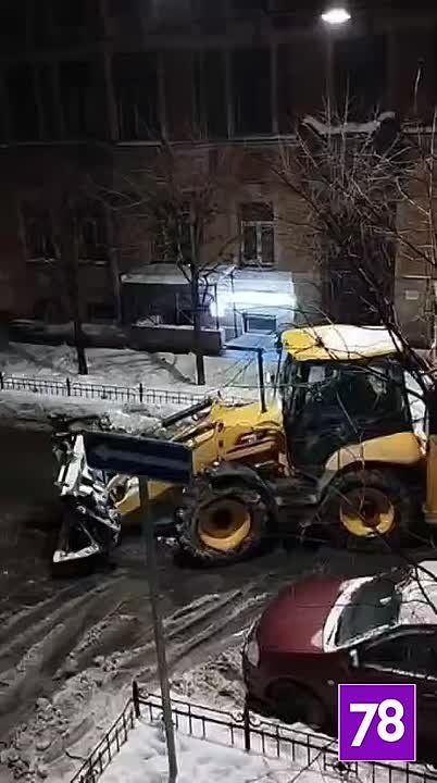 На 6-й Советской происходят безобразия — там убирают снег, но ночью
