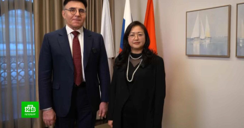 Глава «Газпром-медиа холдинга» Александр Жаров и генсекретарь Китайского международного альянса развития коммуникаций Ли Ю подписали меморандум о развитии совместного кинопроизводства