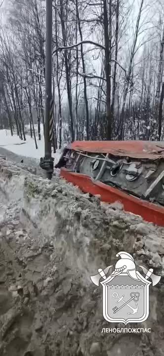 Во Всеволожском районе спасатели ликвидировали последствия ДТП с бензовозом Scania