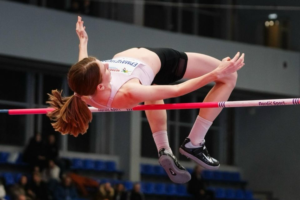 Легкоатлетка из Ленобласти взяла серебро на соревнованиях в Челябинске