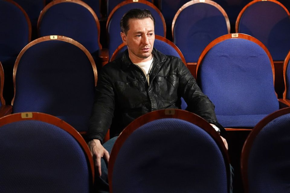 Безруков отсудил компенсацию у предпринимательницы за продажу масок с его лицом