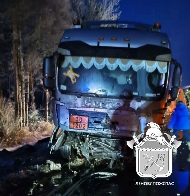 На трассе «Кола» в лобовом столкновении с бензовозом погибли пассажир и водитель легковушки