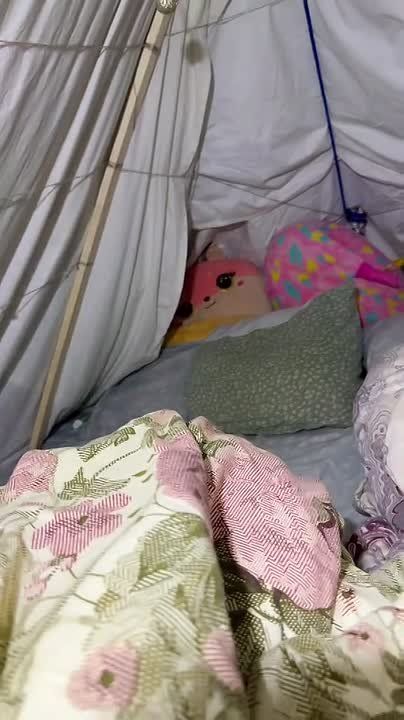 Украина. Обстановка. Парень из Киева вынужден жить в туалете, чтобы хоть как-то согреться: в его трёхкомнатной квартире нет света и отопления