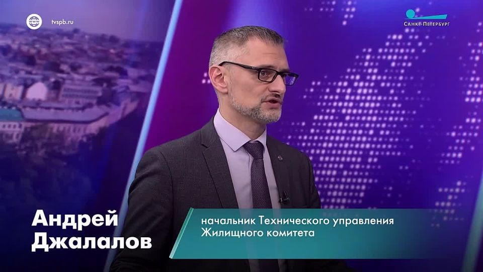 В Петербурге напомнили о правилах уборки снега, сброшенного с крыш