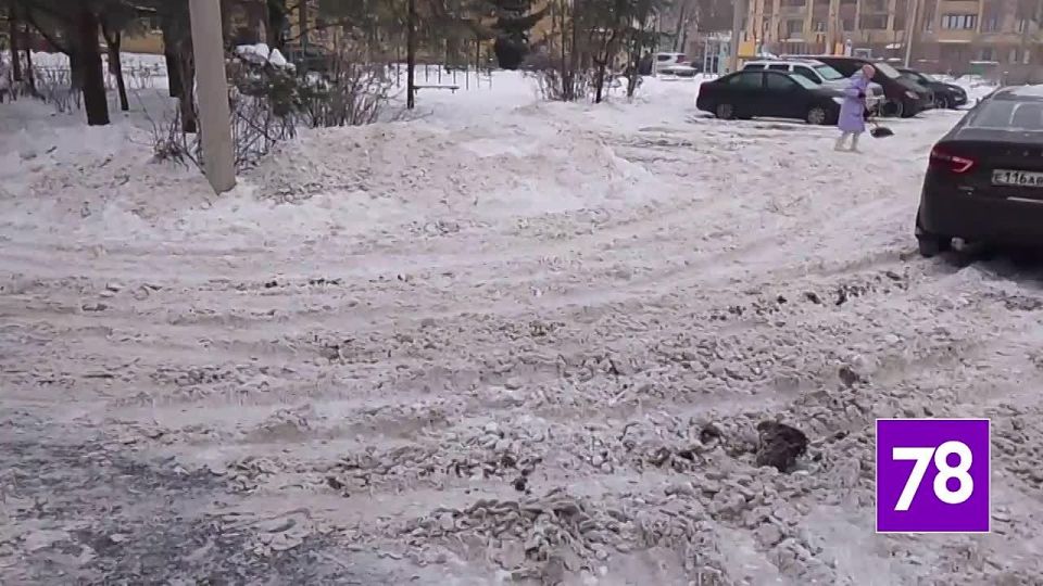 Гололёд или снежное месиво? Традиционно тренировочную полосу для петербуржцев выбирают коммунальщики