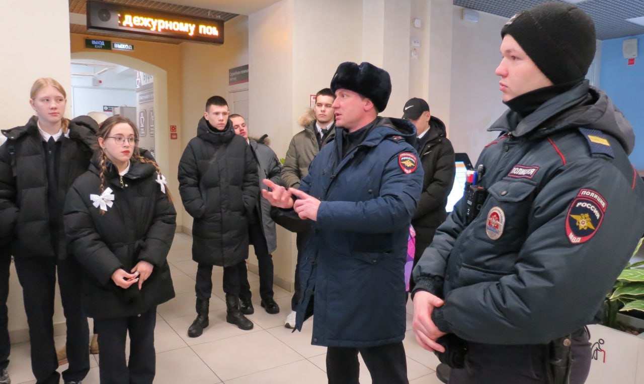 Кировские студенты познакомились с работой транспортных полицейских Кировские студенты познакомились с работой транспортных полицейских