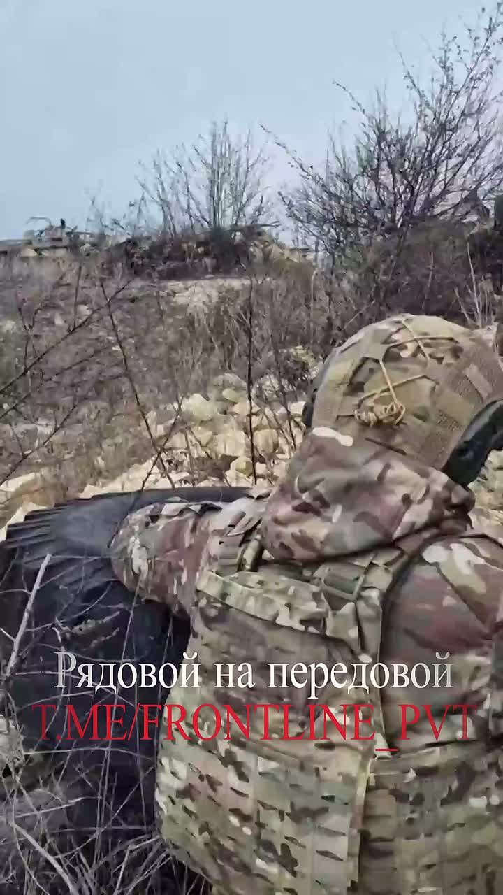 Хлопцы сдаются в плен. Кадры от штурмовиков ГрВ «Запад», которые в ходе зачистки опорного пункта на Харьковском направлении взяли в плен двух военнослужащих ВСУ