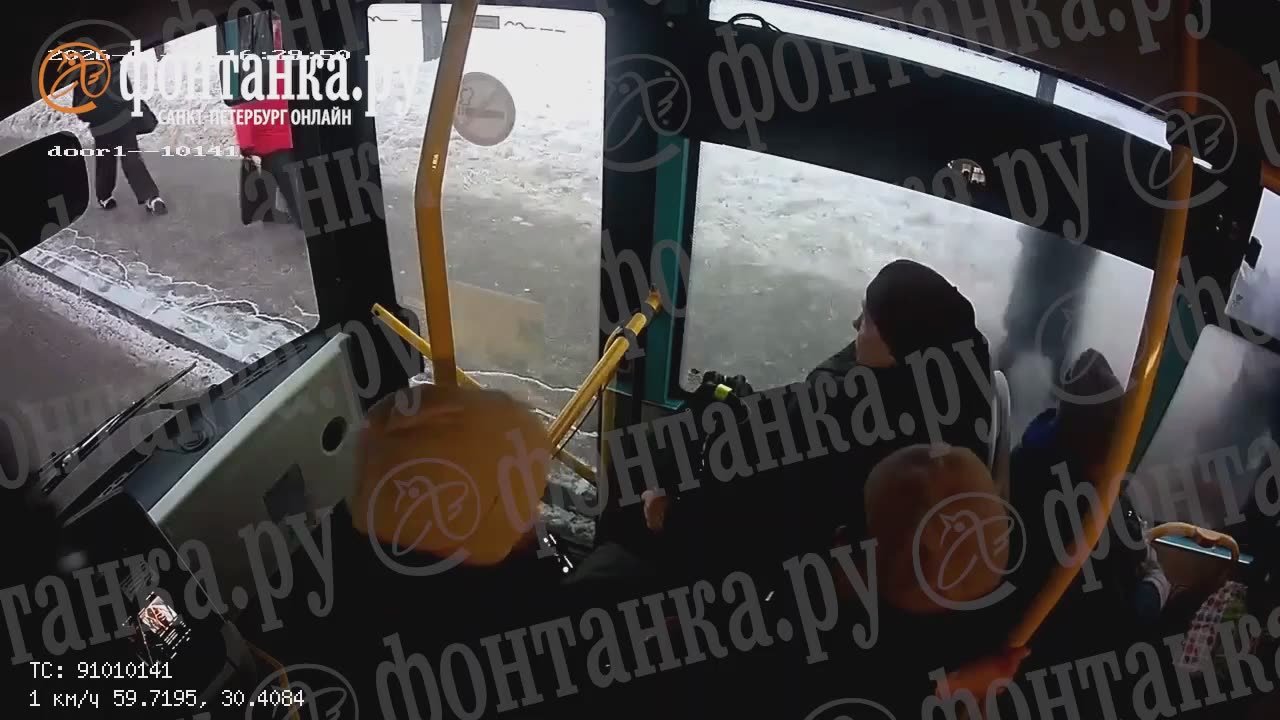 Видео изнутри автобуса, водитель которого вступил в конфликт с подростком
