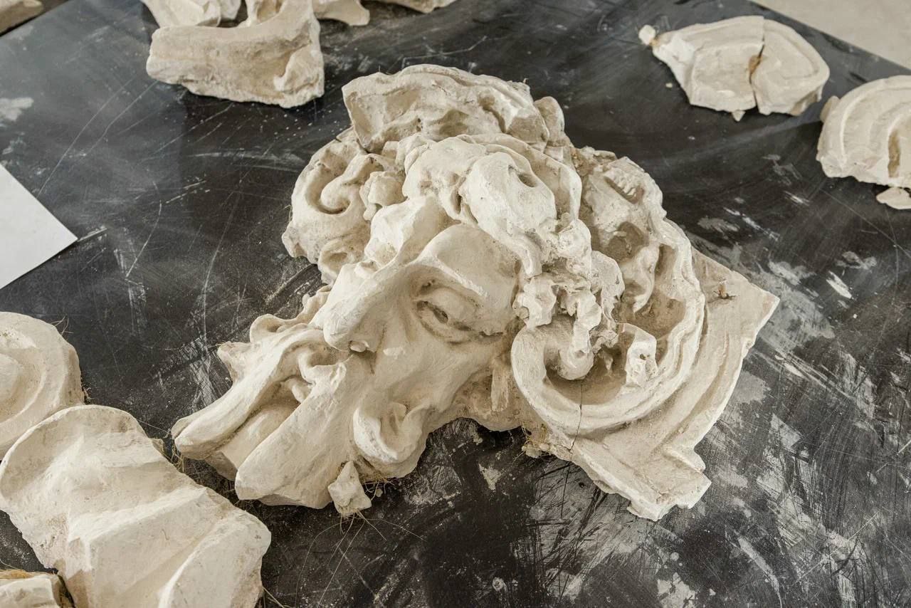 В Доме Радио во время прочистки дымовой трубы при реставрации нашли утраченный барельеф 1910-х годов