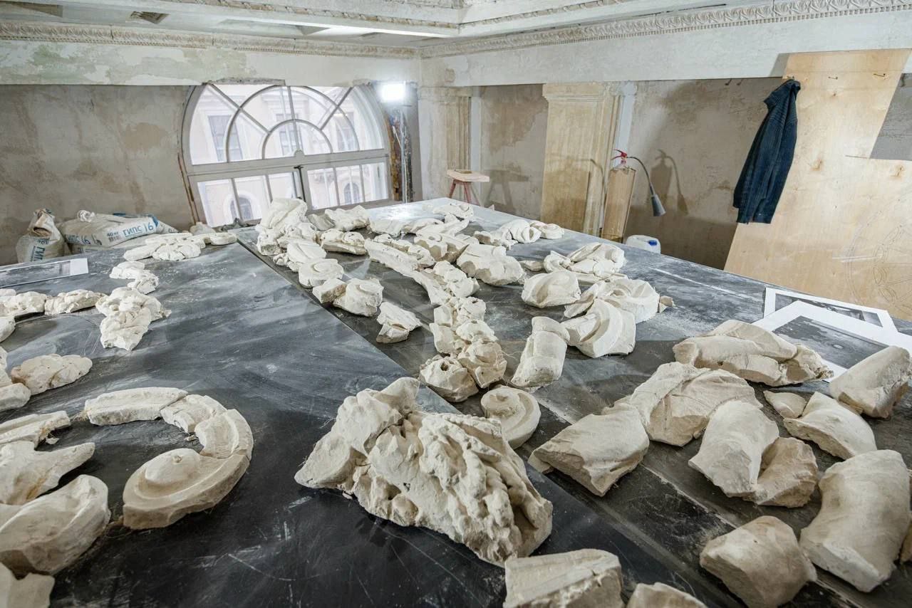 В Доме Радио во время прочистки дымовой трубы при реставрации нашли утраченный барельеф 1910-х годов В Доме Радио во время прочистки дымовой трубы при реставрации нашли утраченный барельеф 1910-х годов