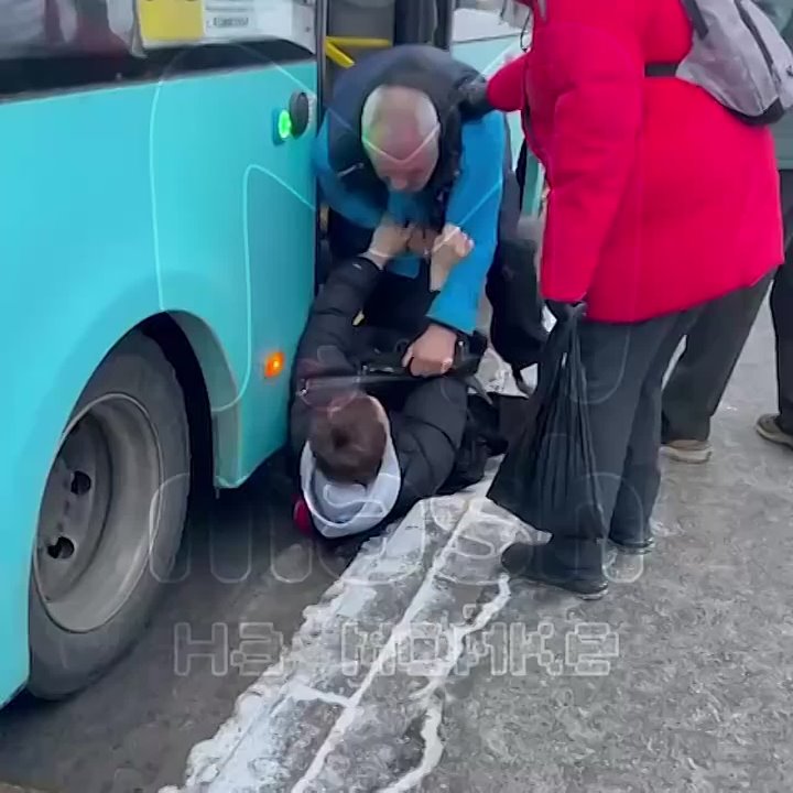 Водитель автобуса выскочил с ножом на подростка в Пушкине — мужчину рассердил средний палец в окно от парочки, после того как голубки-зумеры не успели войти в салон