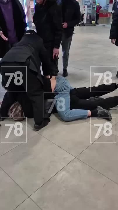 Молодой человек, которого скрутил охранник за кражу в «Сити Молле», умер в больнице