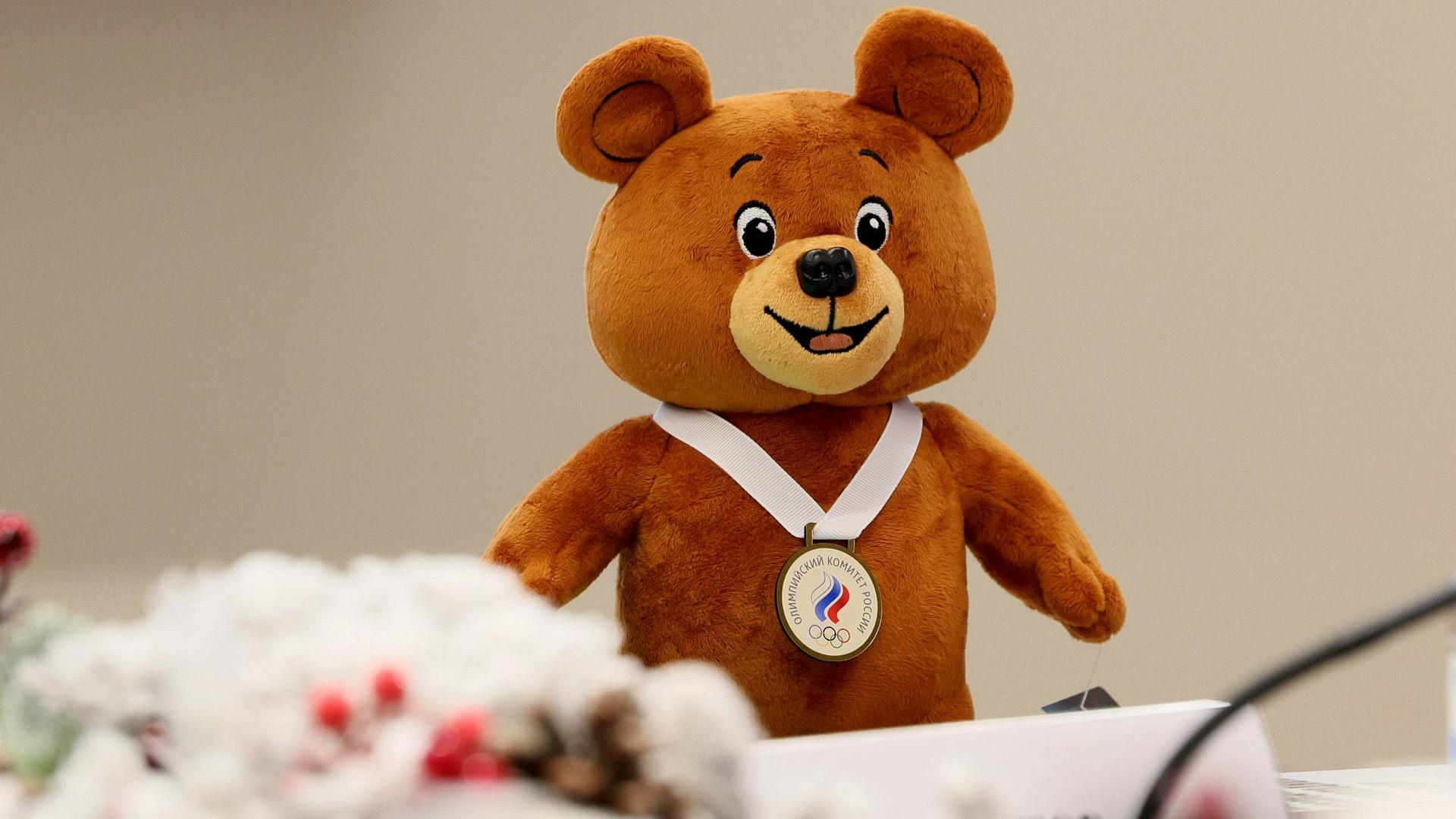 Маскотом сборной России стал бурый мишка с медалью на груди