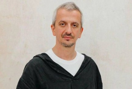Режиссер Константин Богомолов назначен исполняющим обязанности ректора Школы-студии МХАТ, рассказала министр культуры РФ Ольга Любимова