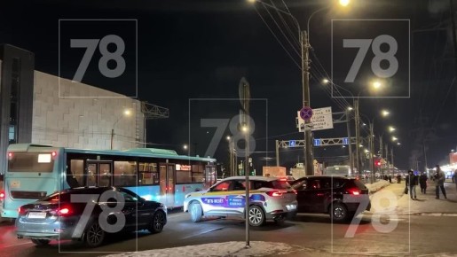 Серьёзная авария произошла на проспекте Энгельса — движение почти полностью парализовано