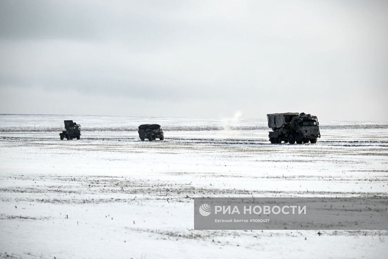 Машина РЭБ на базе ГАЗ-66, прикрывающая работу ИСДМ «Земледелие» 45-й отдельной гвардейской инженерной бригады группировки войск «Запад» в ЛНР Машина РЭБ на базе ГАЗ-66, прикрывающая работу ИСДМ «Земледелие» 45-й отдельной гвардейской инженерной бригады группировки войск «Запад» в ЛНР