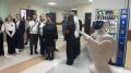 В уникальном школьном кафе в Кудрово гостей встречает дружелюбный робот