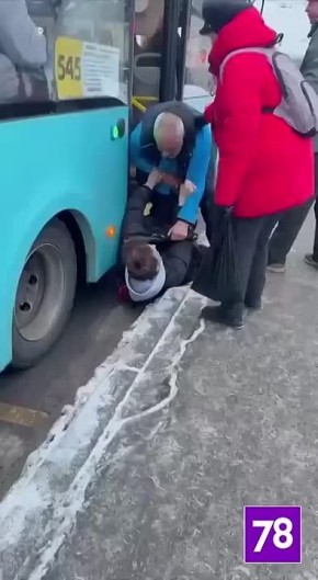 Автобусы перестают быть транспортом — и становятся «рингом» для выяснения отношений между самоуверенными подростками и водителями/кондукторами/пассажирами, считающими своим долгом во что бы то ни стало воспитать их. Иногда —...