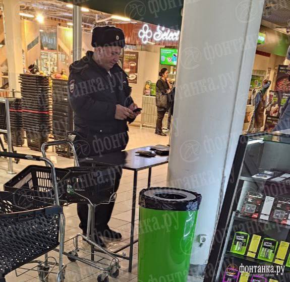 Полиция проверяет магазины «Перекресток» в торговых центра Петербурга
