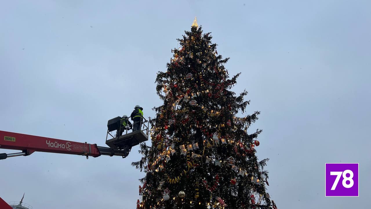 С ёлки на Дворцовой площади сняли первые новогодние игрушки — дерево простоит здесь ещё всего несколько дней С ёлки на Дворцовой площади сняли первые новогодние игрушки — дерево простоит здесь ещё всего несколько дней