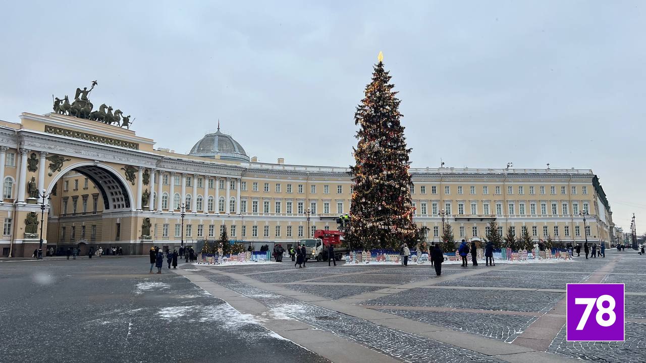 С ёлки на Дворцовой площади сняли первые новогодние игрушки — дерево простоит здесь ещё всего несколько дней
