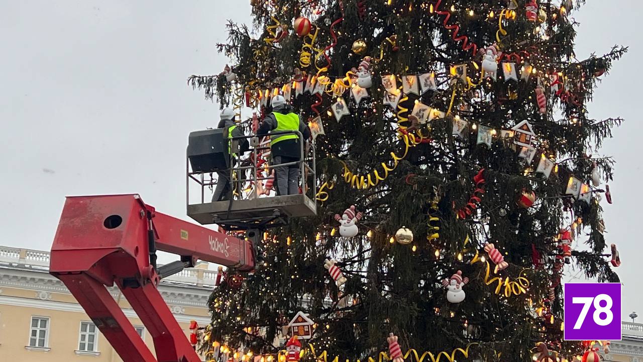 С ёлки на Дворцовой площади сняли первые новогодние игрушки — дерево простоит здесь ещё всего несколько дней С ёлки на Дворцовой площади сняли первые новогодние игрушки — дерево простоит здесь ещё всего несколько дней