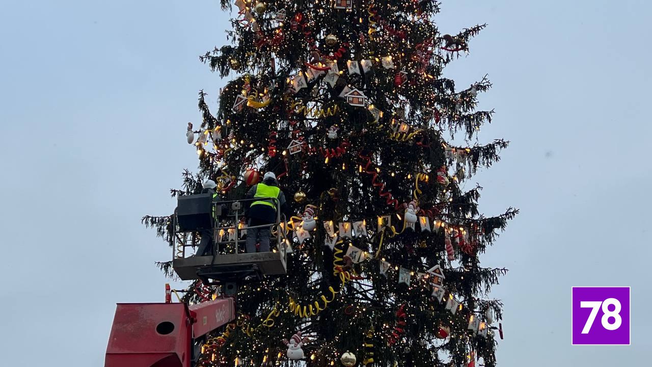 С ёлки на Дворцовой площади сняли первые новогодние игрушки — дерево простоит здесь ещё всего несколько дней С ёлки на Дворцовой площади сняли первые новогодние игрушки — дерево простоит здесь ещё всего несколько дней