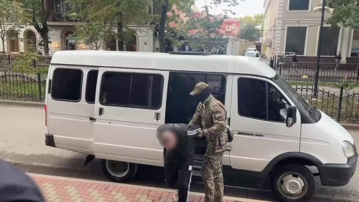 Кадры задержания, совершивших поджоги релейных шкафов и оборудования базовых станций сотовой связи, расположенных в Сакском и Симферопольском районах Крыма