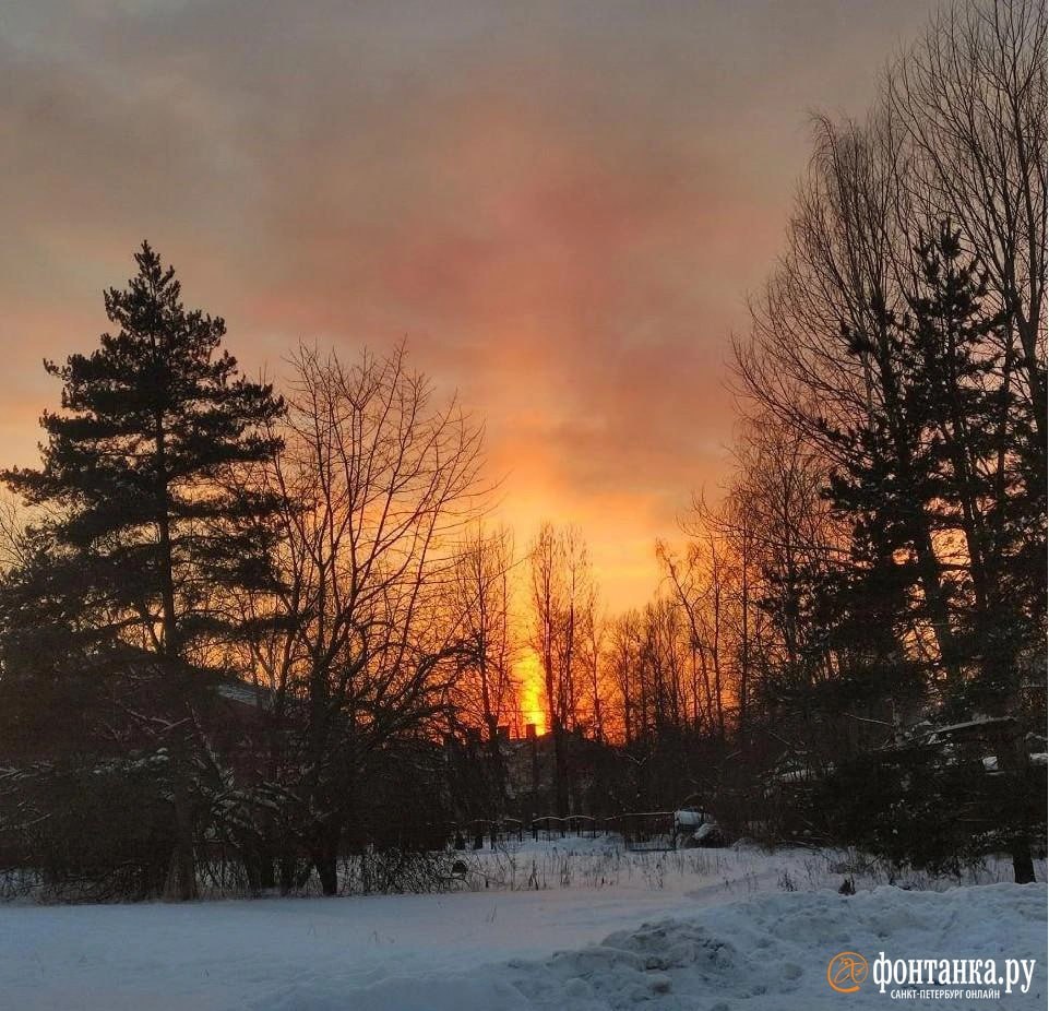 Красочный закат растянулся в редкое атмосферное явление — световой столб Красочный закат растянулся в редкое атмосферное явление — световой столб