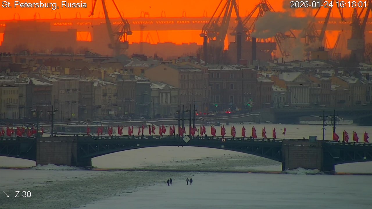 Яркий закат раскрасил серое зимнее небо Петербурга Яркий закат раскрасил серое зимнее небо Петербурга