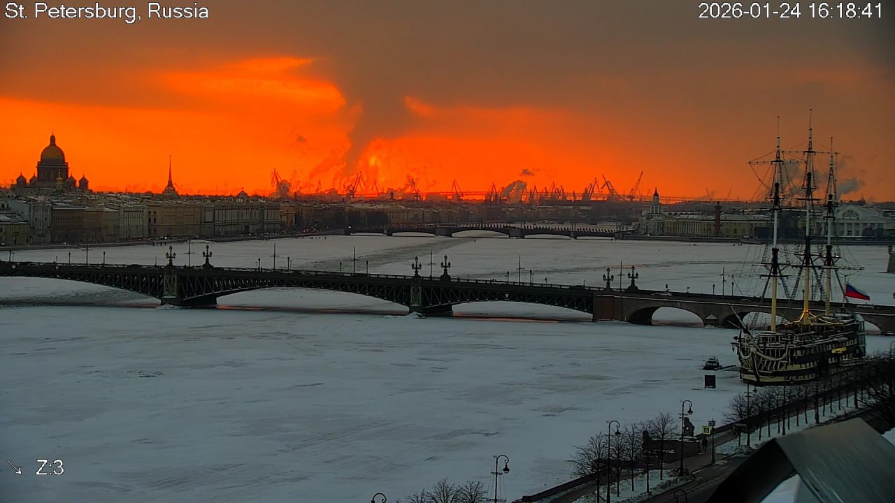Яркий закат раскрасил серое зимнее небо Петербурга Яркий закат раскрасил серое зимнее небо Петербурга