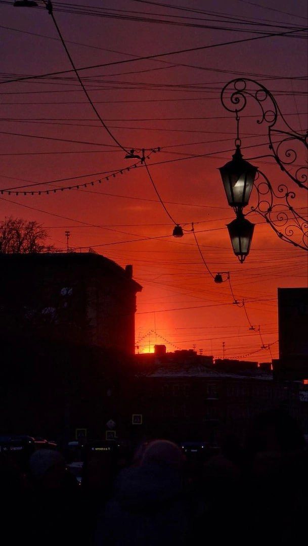 Красочный закат растянулся в редкое атмосферное явление — световой столб Красочный закат растянулся в редкое атмосферное явление — световой столб