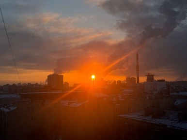 Яркий закат раскрасил серое зимнее небо Петербурга