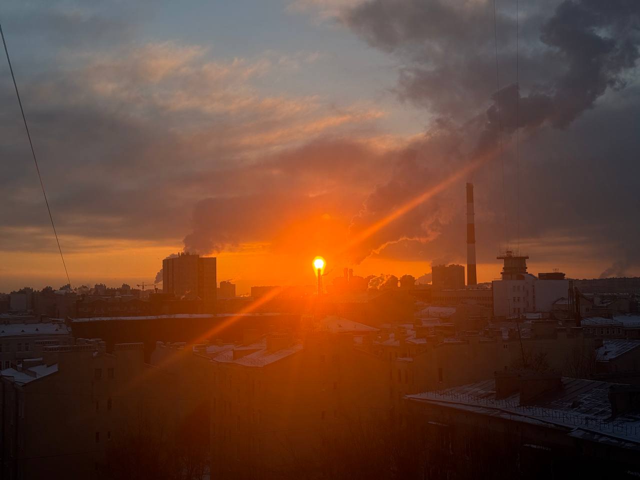Яркий закат раскрасил серое зимнее небо Петербурга